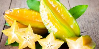 Son yıllarda beslenme alışkanlıklarının çeşitlenmesiyle birlikte tropikal meyveler, sofralarda daha görünür hale gelmeye başladı. Uzak coğrafyalardan gelen bu meyveler, farklı aromaları ve zengin besin içerikleriyle dikkat çekiyor. Özellikle büyük şehirlerde artan talep, tropikal meyveleri yalnızca lüks bir ürün olmaktan çıkararak günlük beslenmenin bir parçası haline getiriyor. Konulu bir haber görseli.