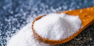 Beslenme alışkanlıkları, toplumların sağlık düzeyini doğrudan etkileyen en önemli unsurlar arasında yer alıyor. Son yıllarda özellikle tuz tüketimi konusunda artan farkındalık, mutfaklarda önemli değişimlere yol açtı. Tuzsuz veya az tuzlu pişirme, bu değişimin merkezinde bulunuyor ve hem bireysel hem de toplumsal sağlık açısından dikkat çekici bir yaklaşım olarak öne çıkıyor. Geleneksel mutfak alışkanlıklarında yoğun şekilde kullanılan tuz, artık daha bilinçli ve kontrollü bir şekilde ele alınıyor. Konulu bir haber görseli.