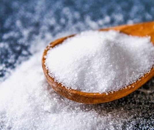 Beslenme alışkanlıkları, toplumların sağlık düzeyini doğrudan etkileyen en önemli unsurlar arasında yer alıyor. Son yıllarda özellikle tuz tüketimi konusunda artan farkındalık, mutfaklarda önemli değişimlere yol açtı. Tuzsuz veya az tuzlu pişirme, bu değişimin merkezinde bulunuyor ve hem bireysel hem de toplumsal sağlık açısından dikkat çekici bir yaklaşım olarak öne çıkıyor. Geleneksel mutfak alışkanlıklarında yoğun şekilde kullanılan tuz, artık daha bilinçli ve kontrollü bir şekilde ele alınıyor. Konulu bir haber görseli.