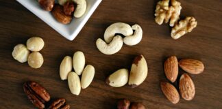 Yağlı tohumlar, geçmişten günümüze hem geleneksel mutfaklarda hem de modern beslenme anlayışında önemli bir yer edinmiş besin grupları arasında bulunuyor. Ay çekirdeği, susam, keten tohumu, chia tohumu ve kabak çekirdeği gibi ürünleri kapsayan bu grup, içerdiği yüksek besin değeri sayesinde sağlıklı yaşamın temel taşlarından biri olarak kabul ediliyor. Günlük beslenme düzenine dengeli şekilde eklendiğinde, vücut fonksiyonlarının daha düzenli çalışmasına katkı sağlayan yağlı tohumlar, doğal ve besleyici yapılarıyla dikkat çekiyor. Konulu bir haber görseli.