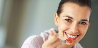 Yavaş yeme, modern yaşamın hızına karşı geliştirilen bilinçli beslenme yaklaşımlarından biri olarak son yıllarda daha fazla konuşulmaya başlanmıştır. Günlük hayatın temposu arttıkça yemeklerin hızlı tüketilmesi sıradan bir davranış haline gelirken, yavaş yeme kavramı bu alışkanlığa alternatif bir farkındalık sunmaktadır. Besinle kurulan ilişkinin sadece doymakla sınırlı olmadığını vurgulayan bu yaklaşım, yeme eylemini daha bilinçli ve kontrollü hale getirmeyi amaçlar. Konulu bir haber görseli.