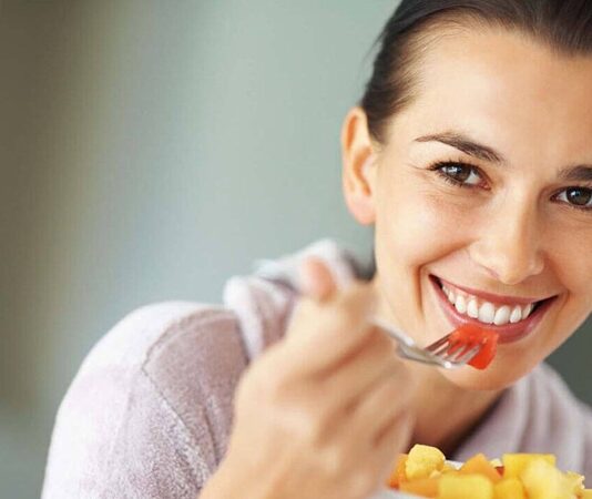 Yavaş yeme, modern yaşamın hızına karşı geliştirilen bilinçli beslenme yaklaşımlarından biri olarak son yıllarda daha fazla konuşulmaya başlanmıştır. Günlük hayatın temposu arttıkça yemeklerin hızlı tüketilmesi sıradan bir davranış haline gelirken, yavaş yeme kavramı bu alışkanlığa alternatif bir farkındalık sunmaktadır. Besinle kurulan ilişkinin sadece doymakla sınırlı olmadığını vurgulayan bu yaklaşım, yeme eylemini daha bilinçli ve kontrollü hale getirmeyi amaçlar. Konulu bir haber görseli.