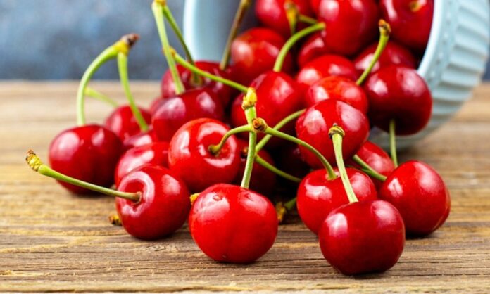 Kiraz, yaz aylarının gelişiyle birlikte hem pazarlarda hem de sofralarda kendine güçlü bir yer bulan özel bir meyve olarak dikkat çekiyor. Parlak rengi, dengeli tatlılığı ve ferahlatıcı yapısıyla kiraz, yalnızca lezzetli bir meyve değil; aynı zamanda kültürel, ekonomik ve beslenme açısından da önemli bir değeri temsil ediyor. Türkiye’de özellikle bahar sonu ve yaz başında yoğun şekilde tüketilen bu meyve, tarımsal üretimde stratejik ürünler arasında yer alıyor. Konulu bir haber görseli.