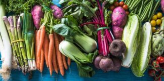 Günümüzde beslenme alışkanlıkları yalnızca bireysel sağlıkla sınırlı kalmayıp çevresel, ekonomik ve toplumsal boyutlarıyla da ele alınmaya başladı. Bu çok yönlü yaklaşımın merkezinde ise yerel gıda tüketimi yer alıyor. Tüketicilerin yaşadıkları bölgedeki üreticilerden temin edilen ürünlere yönelmesi, hem sağlıklı beslenme anlayışını güçlendiriyor hem de yerel ekonomilerin ayakta kalmasına katkı sağlıyor. Küresel tedarik zincirlerinin kırılgan yapısı da göz önüne alındığında, yerel gıdaya olan ilgi her geçen gün daha da artıyor. Konulu bir haber görseli.