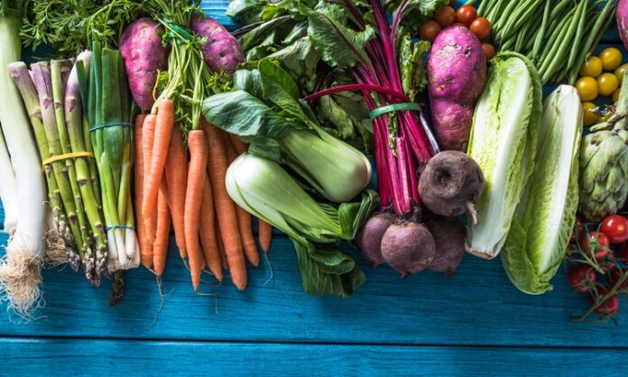 Günümüzde beslenme alışkanlıkları yalnızca bireysel sağlıkla sınırlı kalmayıp çevresel, ekonomik ve toplumsal boyutlarıyla da ele alınmaya başladı. Bu çok yönlü yaklaşımın merkezinde ise yerel gıda tüketimi yer alıyor. Tüketicilerin yaşadıkları bölgedeki üreticilerden temin edilen ürünlere yönelmesi, hem sağlıklı beslenme anlayışını güçlendiriyor hem de yerel ekonomilerin ayakta kalmasına katkı sağlıyor. Küresel tedarik zincirlerinin kırılgan yapısı da göz önüne alındığında, yerel gıdaya olan ilgi her geçen gün daha da artıyor. Konulu bir haber görseli.