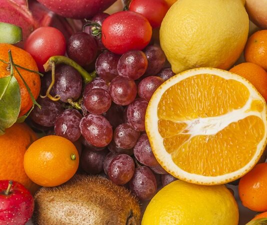 Son yıllarda beslenme alışkanlıklarında dikkat çeken değişimlerden biri, tüketicilerin gıdanın kaynağına daha fazla önem vermesi oldu. Bu dönüşümün merkezinde ise yerel ve organik meyveler yer alıyor. İnsanlar artık yalnızca meyvenin tadına değil, nasıl üretildiğine, nereden geldiğine ve hangi koşullarda sofraya ulaştığına da bakıyor. Bu yaklaşım, hem bireysel tercihlerde hem de toplumsal tüketim alışkanlıklarında belirgin bir fark yaratıyor. Konulu bir haber görseli.