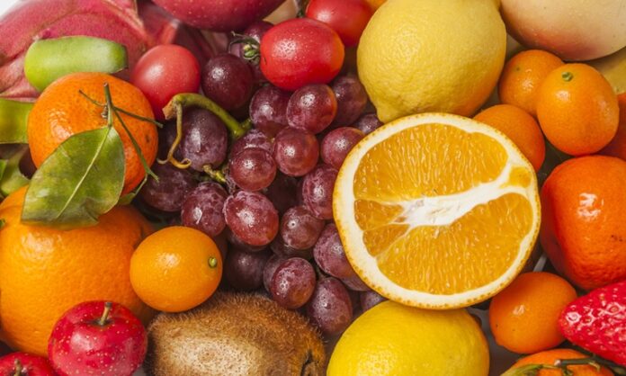 Son yıllarda beslenme alışkanlıklarında dikkat çeken değişimlerden biri, tüketicilerin gıdanın kaynağına daha fazla önem vermesi oldu. Bu dönüşümün merkezinde ise yerel ve organik meyveler yer alıyor. İnsanlar artık yalnızca meyvenin tadına değil, nasıl üretildiğine, nereden geldiğine ve hangi koşullarda sofraya ulaştığına da bakıyor. Bu yaklaşım, hem bireysel tercihlerde hem de toplumsal tüketim alışkanlıklarında belirgin bir fark yaratıyor. Konulu bir haber görseli.