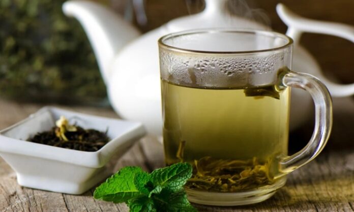 Yeşil çay, yüzyıllardır farklı kültürlerde hem günlük bir içecek hem de doğal yaşamın önemli bir parçası olarak tüketiliyor. Özellikle Asya kültürlerinde köklü bir geçmişe sahip olan yeşil çay, günümüzde modern yaşamın sağlıklı içecek arayışları içinde yeniden ön plana çıkmış durumda. Doğal yapısı, kendine özgü aroması ve sade içimi sayesinde yeşil çay, geniş bir tüketici kitlesine hitap ediyor. Konulu bir haber görseli.