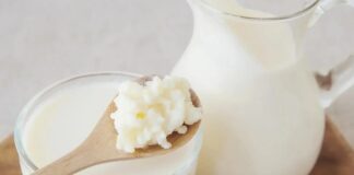 Yoğurt ve kefir, yüzyıllardır Anadolu mutfağının temel taşları arasında yer alırken günümüzde modern beslenme anlayışının da vazgeçilmez ürünleri haline geldi. Özellikle yoğurt ve kefir, doğal fermantasyon süreçleri sayesinde hem lezzet hem de besin değeri açısından öne çıkıyor. Son yıllarda sağlıklı yaşam trendlerinin yükselmesiyle birlikte bu iki fermente süt ürünü, sadece geleneksel sofralarda değil, sporcu beslenmesinden diyet listelerine kadar geniş bir alanda tüketiliyor. Konulu bir haber görseli.