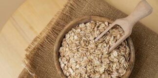 Son yıllarda beslenme alışkanlıklarında yaşanan değişimle birlikte yulaf tüketimi, sağlıklı yaşam arayışında olan bireylerin öncelikli tercihleri arasında yer almaya başladı. Lif oranı yüksek, doyurucu ve farklı tariflere uyarlanabilir yapısıyla yulaf, hem geleneksel hem de modern mutfaklarda kendine sağlam bir yer edinmiş durumda. Özellikle kahvaltı kültürünün dönüşmesi, yulafın günlük beslenmede daha görünür olmasını sağladı. Konulu bir haber görseli.