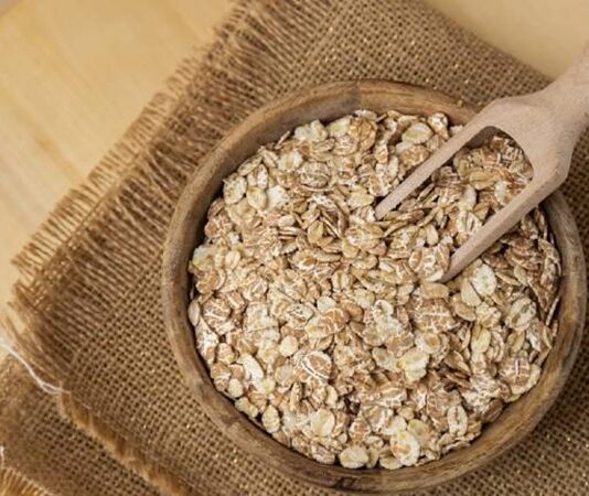 Son yıllarda beslenme alışkanlıklarında yaşanan değişimle birlikte yulaf tüketimi, sağlıklı yaşam arayışında olan bireylerin öncelikli tercihleri arasında yer almaya başladı. Lif oranı yüksek, doyurucu ve farklı tariflere uyarlanabilir yapısıyla yulaf, hem geleneksel hem de modern mutfaklarda kendine sağlam bir yer edinmiş durumda. Özellikle kahvaltı kültürünün dönüşmesi, yulafın günlük beslenmede daha görünür olmasını sağladı. Konulu bir haber görseli.