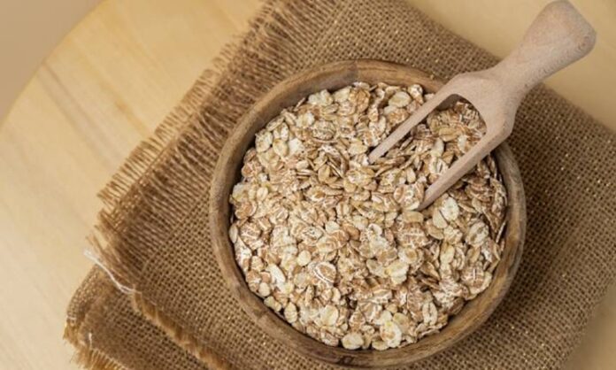 Son yıllarda beslenme alışkanlıklarında yaşanan değişimle birlikte yulaf tüketimi, sağlıklı yaşam arayışında olan bireylerin öncelikli tercihleri arasında yer almaya başladı. Lif oranı yüksek, doyurucu ve farklı tariflere uyarlanabilir yapısıyla yulaf, hem geleneksel hem de modern mutfaklarda kendine sağlam bir yer edinmiş durumda. Özellikle kahvaltı kültürünün dönüşmesi, yulafın günlük beslenmede daha görünür olmasını sağladı. Konulu bir haber görseli.