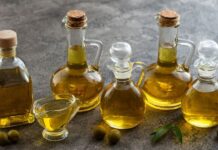 Günümüzde beslenme alışkanlıkları değiştikçe kullanılan yağ türleri de daha fazla tartışılır hale geliyor. Özellikle zeytinyağı ve farklı bitkisel yağlar, hem ev mutfaklarında hem de gıda sektöründe önemli bir yere sahip. Yağ seçimi artık yalnızca lezzetle değil, üretim yöntemi, içerik ve kullanım alanlarıyla birlikte değerlendiriliyor. Bu durum, tüketicilerin bilinçli tercihler yapmasını beraberinde getiriyor. Konulu bir haber görseli.