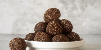 Çikolatalı atıştırmalıklar, günümüz beslenme alışkanlıklarında hem keyif hem de pratiklik arayan tüketicilerin en sık tercih ettiği ürünler arasında yer alıyor. Yoğun iş temposu, hızlı yaşam tarzı ve artan stres faktörleri, küçük ama lezzetli kaçamakları daha cazip hale getiriyor. Bu noktada çikolatalı atıştırmalıklar, tatlı ihtiyacını kısa sürede karşılaması ve kolay ulaşılabilir olması nedeniyle geniş bir kitleye hitap ediyor. Konulu bir haber görseli.