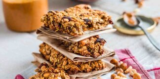 Günümüzde yoğun tempo, düzensiz öğünler ve hareketli yaşam tarzı, beslenme alışkanlıklarını önemli ölçüde dönüştürüyor. Özellikle ara öğün ihtiyacının artmasıyla birlikte enerji barları, hem pratik tüketim imkânı sunması hem de besleyici içeriğiyle öne çıkıyor. Spor yapanlardan masa başı çalışanlara kadar geniş bir kitleye hitap eden bu ürünler, doğru içerikle tercih edildiğinde günlük beslenmenin tamamlayıcı bir parçası haline geliyor. Konulu bir haber görseli.