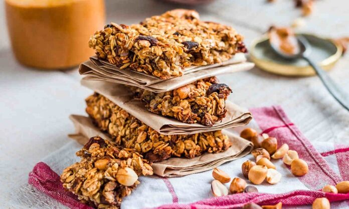 Günümüzde yoğun tempo, düzensiz öğünler ve hareketli yaşam tarzı, beslenme alışkanlıklarını önemli ölçüde dönüştürüyor. Özellikle ara öğün ihtiyacının artmasıyla birlikte enerji barları, hem pratik tüketim imkânı sunması hem de besleyici içeriğiyle öne çıkıyor. Spor yapanlardan masa başı çalışanlara kadar geniş bir kitleye hitap eden bu ürünler, doğru içerikle tercih edildiğinde günlük beslenmenin tamamlayıcı bir parçası haline geliyor. Konulu bir haber görseli.