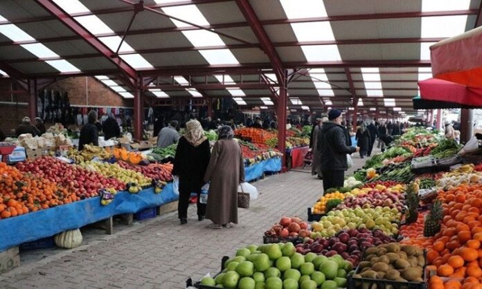 Haftalık sebze meyve pazarı, şehir yaşamının hızına rağmen geleneksel alışveriş kültürünü ayakta tutan önemli alanlardan biri olarak öne çıkıyor. Her hafta belirli günlerde kurulan bu pazarlar, taze ürünlere doğrudan ulaşma imkânı sunarken aynı zamanda sosyal bir buluşma noktası olma özelliğini de sürdürüyor. Haftalık sebze meyve pazarı, yalnızca alışveriş yapılan bir alan değil, üretici ile tüketici arasındaki bağın kurulduğu canlı bir ekosistem olarak değerlendiriliyor. Konulu bir haber görseli.