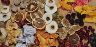 Kuru meyveler, geleneksel mutfak kültürünün vazgeçilmez parçalarından biri olmasının yanı sıra günümüzde sağlıklı beslenme trendlerinin de merkezinde yer alıyor. Taze meyvelerin kurutulmasıyla elde edilen bu ürünler, hem uzun raf ömrü hem de yoğun besin değeri sayesinde tüketiciler tarafından giderek daha fazla tercih ediliyor. Özellikle şehir yaşamında pratik atıştırmalık ihtiyacını karşılayan kuru meyveler, doğal içerikleriyle dikkat çekiyor. Konulu bir haber görseli.