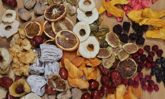 Kuru meyveler, geleneksel mutfak kültürünün vazgeçilmez parçalarından biri olmasının yanı sıra günümüzde sağlıklı beslenme trendlerinin de merkezinde yer alıyor. Taze meyvelerin kurutulmasıyla elde edilen bu ürünler, hem uzun raf ömrü hem de yoğun besin değeri sayesinde tüketiciler tarafından giderek daha fazla tercih ediliyor. Özellikle şehir yaşamında pratik atıştırmalık ihtiyacını karşılayan kuru meyveler, doğal içerikleriyle dikkat çekiyor. Konulu bir haber görseli.