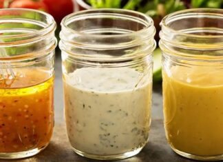 Salata Sosları Sofralardaki Lezzet Algısını Nasıl Değiştiriyor Salata, uzun yıllardır sağlıklı beslenmenin en temel parçalarından biri olarak görülüyor. Ancak günümüzde salatayı sıradan bir yeşillik karışımı olmaktan çıkaran en önemli unsur, hiç kuşkusuz salata sosları oluyor. Doğru seçilen bir sos, basit malzemelerden oluşan bir tabağı hem besleyici hem de damak zevkine hitap eden güçlü bir öğüne dönüştürebiliyor. Bu nedenle salata sosları, yalnızca lezzet değil, aynı zamanda beslenme alışkanlıklarını da doğrudan etkileyen bir unsur olarak öne çıkıyor. Konulu bir haber görseli.