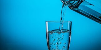 Su, yaşamın temel unsurlarından biri olarak insan hayatının merkezinde yer alıyor. Günlük hayatta tüketilen suyun kaynağı, içeriği ve kullanım amacı ise giderek daha fazla önem kazanıyor. Bu noktada su çeşitleri, yalnızca bir içecek tercihi değil, aynı zamanda sağlık, çevre ve yaşam tarzı ile doğrudan ilişkili bir konu olarak öne çıkıyor. Doğal kaynaklardan elde edilen sulardan arıtılmış seçeneklere kadar uzanan bu çeşitlilik, tüketicilerin bilinçli seçimler yapmasını gerekli kılıyor. Konulu bir haber görseli.