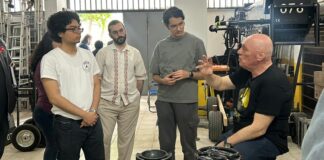 Görüntü dünyasının tecrübeli isimlerinden Ege Deniz Ellidokuzoğlu, teknolojik kamera aksesuarlarının mutfağında geleceğin sinemacılarıyla bir araya geldi. Cinetechno Grip ev sahipliğinde düzenlenen eğitimde Ellidokuzoğlu; hem kendi kurduğu 59academy hem de TÜRSAV Vakfı bünyesindeki öğrencilerine, set ortamında fark yaratan yeni nesil grip ekipmanlarını ve teknolojik aksesuarları uygulamalı olarak tanıttı.