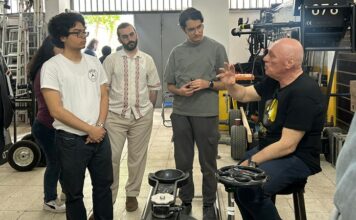 Ege Deniz Ellidokuzoğlu, Cinetechno Grip’te Eğitim Verdi Görüntü dünyasının tecrübeli isimlerinden Ege Deniz Ellidokuzoğlu, teknolojik kamera aksesuarlarının mutfağında geleceğin sinemacılarıyla bir araya geldi. Cinetechno Grip ev sahipliğinde düzenlenen eğitimde Ellidokuzoğlu; hem kendi kurduğu 59academy hem de TÜRSAV Vakfı bünyesindeki öğrencilerine, set ortamında fark yaratan yeni nesil grip ekipmanlarını ve teknolojik aksesuarları uygulamalı olarak tanıttı.