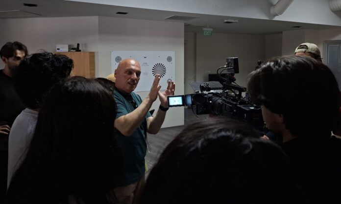 59Academy ve TÜRSAV Öğrencileri MA Kamera’da Uygulamalı Eğitim Aldı Medya ve sinema alanında eğitim gören öğrencilerin, sektörü yakından tanıması amacıyla düzenlenen teknik gezi kapsamında, 59Academy ve TÜRSAV öğrencileri MA Kamera’yı ziyaret etti. Organizasyona öncülük eden Ege Deniz Timur Ellidokuzoğlu, öğrencilerin sektör profesyonelleriyle bir araya gelmesini sağlayarak önemli bir eğitim etkinliğine imza attı. Konulu bir haber görseli. Konulu bir haber görseli.
