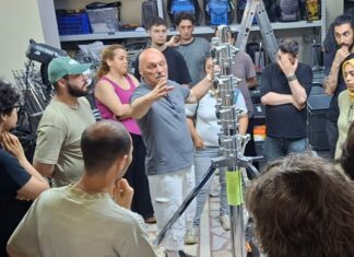 Dizi ve sinema sektörüne ilgi duyan gençlerin mesleki gelişimine katkı sunacak önemli bir eğitim organizasyonu gerçekleştirildi. Ege Deniz Timur Ellidokuzoğlu öncülüğünde TÜRSAV ve 59Academy öğrencileri, dizi ve sinema sektörüne profesyonel ışık ekipmanları sağlayan RGB firmasını ziyaret etti. Gerçekleştirilen teknik gezide öğrenciler, sektörün deneyimli isimleri Sinan Ekinci ve Şenol Sarıoğlu tarafından kapsamlı bir eğitim alma fırsatı yakaladı. Organizasyon boyunca katılımcılar yalnızca ekipmanları görmekle kalmadı, aynı zamanda profesyonel setlerde kullanılan sistemlerin çalışma mantığını en ince ayrıntısına kadar öğrenme şansı elde etti. Konulu bir haber görseli.