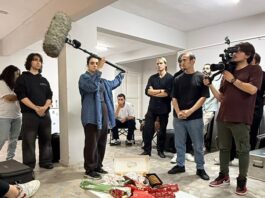 TÜRSAV Vakfı ve 59Academy Öğrencileri Keskin Ses’te Ses Teknolojilerini Yakından Tanıdı TÜRSAV Vakfı ve 59Academy iş birliğiyle düzenlenen teknik gezi kapsamında öğrenciler, ses teknolojileri ve seslendirme alanında faaliyet gösteren Keskin Ses’i ziyaret etti. Medya ve iletişim sektörüne ilgi duyan gençleri sektör profesyonelleriyle buluşturan etkinlik, katılımcılara teorik bilgilerini uygulamalı örneklerle pekiştirme fırsatı sundu. Geziye öncülük eden Ege Deniz Ellidokuzoğlu, öğrencilerin sektörün farklı alanlarını yerinde gözlemleyebilmesi amacıyla gerçekleştirilen organizasyonun önemine dikkat çekti. Konulu bir haber görseli.