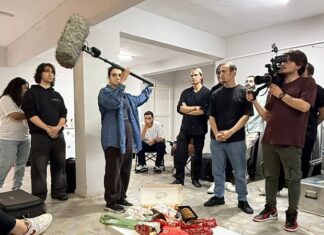 TÜRSAV Vakfı ve 59Academy Öğrencileri Keskin Ses’te Ses Teknolojilerini Yakından Tanıdı TÜRSAV Vakfı ve 59Academy iş birliğiyle düzenlenen teknik gezi kapsamında öğrenciler, ses teknolojileri ve seslendirme alanında faaliyet gösteren Keskin Ses’i ziyaret etti. Medya ve iletişim sektörüne ilgi duyan gençleri sektör profesyonelleriyle buluşturan etkinlik, katılımcılara teorik bilgilerini uygulamalı örneklerle pekiştirme fırsatı sundu. Geziye öncülük eden Ege Deniz Ellidokuzoğlu, öğrencilerin sektörün farklı alanlarını yerinde gözlemleyebilmesi amacıyla gerçekleştirilen organizasyonun önemine dikkat çekti. Konulu bir haber görseli.