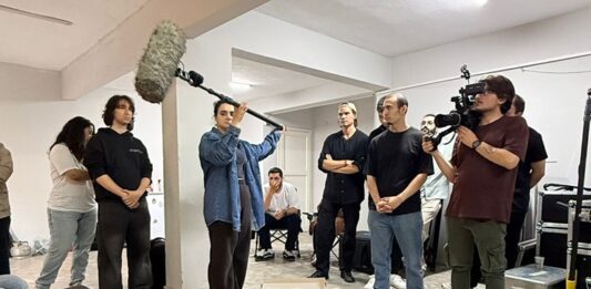 TÜRSAV Vakfı ve 59Academy Öğrencileri Keskin Ses’te Ses Teknolojilerini Yakından Tanıdı TÜRSAV Vakfı ve 59Academy iş birliğiyle düzenlenen teknik gezi kapsamında öğrenciler, ses teknolojileri ve seslendirme alanında faaliyet gösteren Keskin Ses’i ziyaret etti. Medya ve iletişim sektörüne ilgi duyan gençleri sektör profesyonelleriyle buluşturan etkinlik, katılımcılara teorik bilgilerini uygulamalı örneklerle pekiştirme fırsatı sundu. Geziye öncülük eden Ege Deniz Ellidokuzoğlu, öğrencilerin sektörün farklı alanlarını yerinde gözlemleyebilmesi amacıyla gerçekleştirilen organizasyonun önemine dikkat çekti. Konulu bir haber görseli.